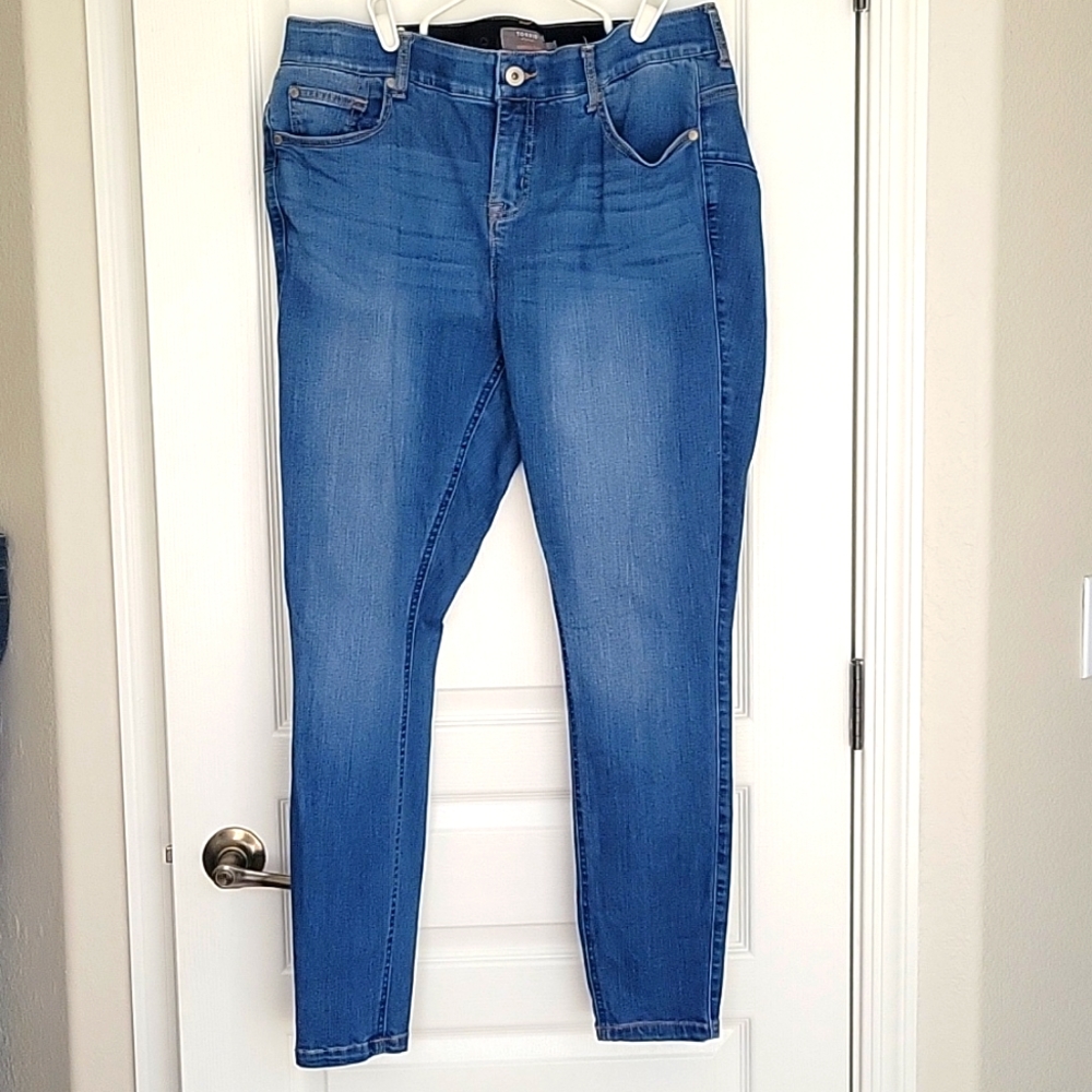Torrid Bombshell Skinny Jeans, Light Rinse (Size 16R)